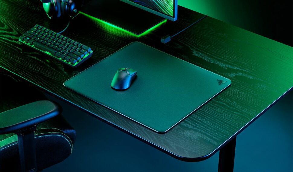 Razer Atlas 是一款經典的鋼化玻璃鼠標墊